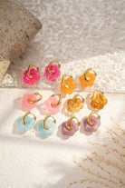 Flower-shaped resin earrings on gold-plated steel hoops by Boho Studio